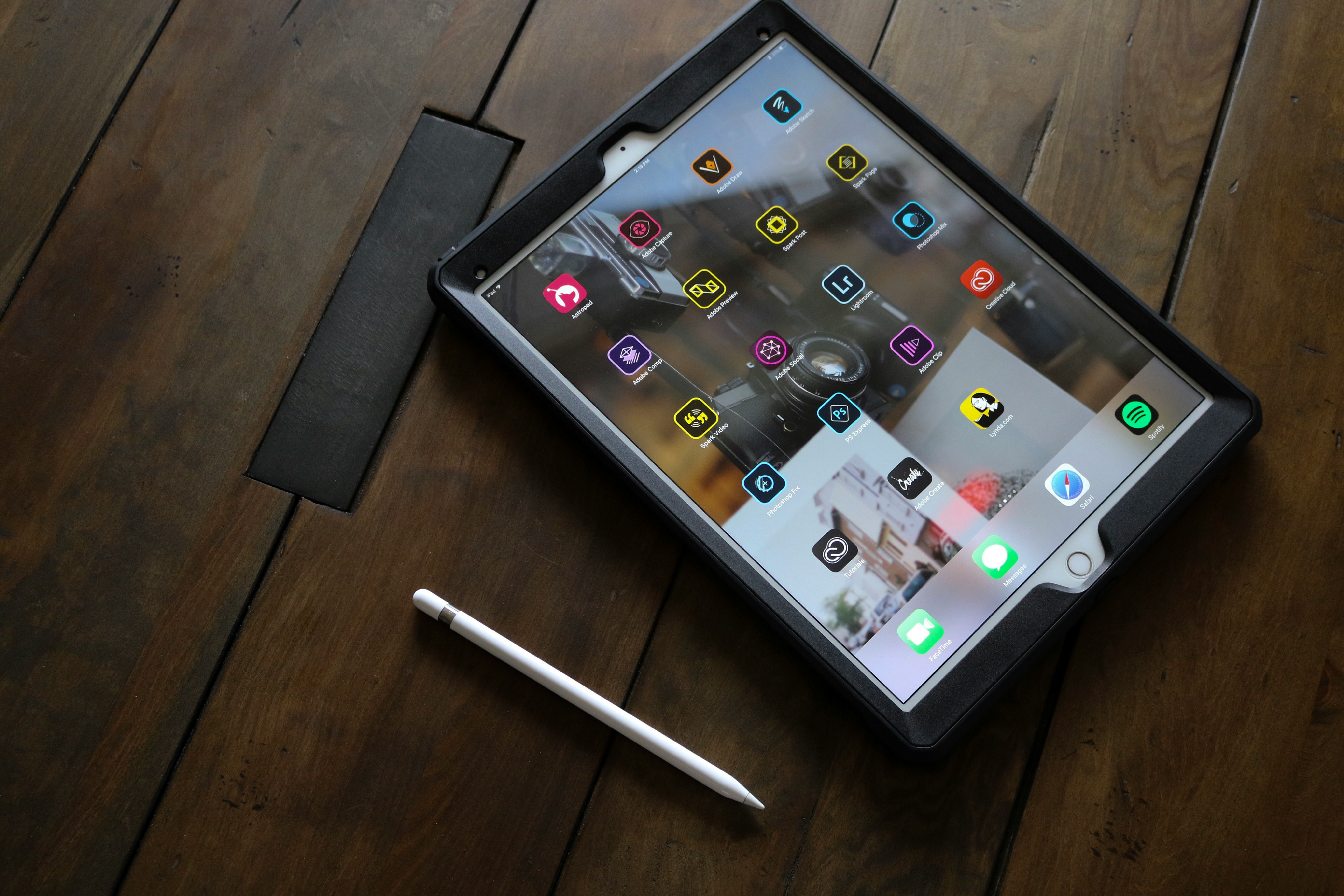 Digital flashcard with multimedia elements on a tablet